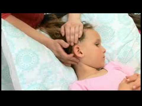 Masaj Earaches Olan Çocuklar İçin: Bir Çocuk Bir Kulak Ağrısı İle Masaj: Dairesel Kulak Vuruş