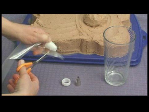 Bir Oyuncak Ayı Pasta Süsleme: Buzlanma İle Bir Hamur İşi Çanta Hazırlama Resim 1