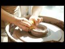 Nasıl Seramik Kupalar Yapmak İçin : Potter\'s Tekerlek Üzerinde Kil Açma  Resim 3