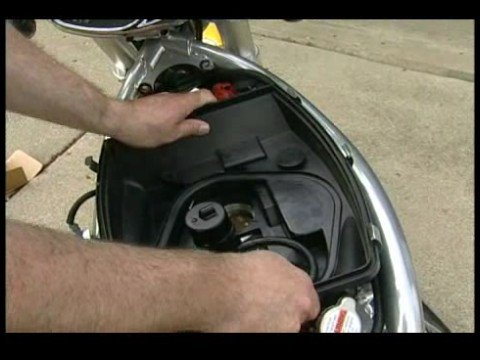 Bir Harley Davidson Üzerinde Bir Pil Değiştirme : Harley Davidson: Pil Tel & Karbonhidrat Kapak Negatif  Resim 1