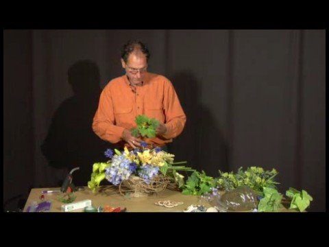 Nasıl İpek Çiçek Süs Yapmak İçin : Yeşillik Çiçeğin Merkezinde İpek Ekleme 