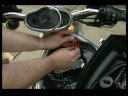 Bir Harley Davidson Üzerinde Bir Pil Değiştirme : Harley Davidson: Kapak Ve Pil Kabloları Havalandırma  Resim 3