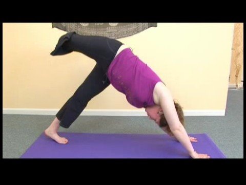 Yoga Poses Ve Katlanmış Gelişmiş: Yoga Tekerlek Poz İçin Köpek Bakacak Şekilde Aşağıya