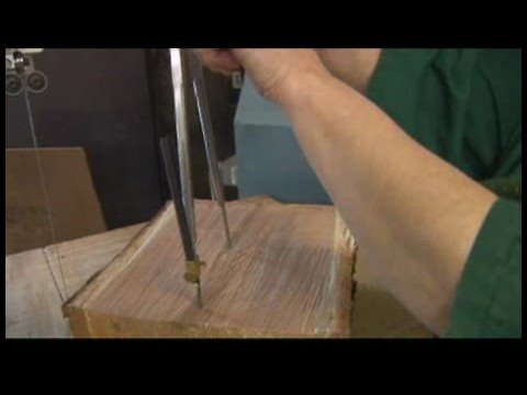 Bir Kase Boş Woodturning İçin Hazırlanıyor: Bir Kase Kesmek İçin Bir Günlük Hazırlanıyor Şerit Testere Üzerinde Boş