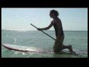 Acemi Kürek Sörf: Bir Paddleboard Eğilimli Sörfçü Pozisyon Resim 4