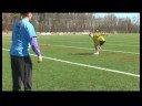 Freestyle Frisbee Uzanır, Backhand Ve Forehand Atar : Freestyle Frisbee Sandalye Fırlatmak Resim 3