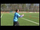 Freestyle Frisbee Uzanır, Backhand Ve Forehand Atar : Freestyle Frisbee Sandalye Fırlatmak Resim 4
