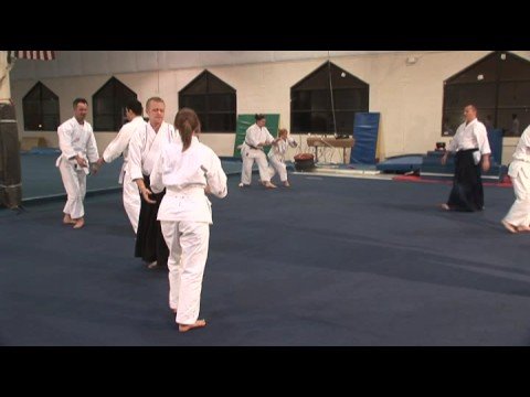 Kapmak Ve Havai Saldırılar İçin Aikido Teknikleri : Ayak Hareketi İçin Aikido Teknikleri  Resim 1