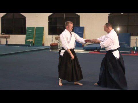 Kapmak Ve Havai Saldırılar İçin Aikido Teknikleri Aikido Tekniği: Al & Ön Dört-Yön Atmak Resim 1