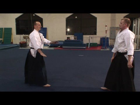 Kapmak Ve Havai Saldırılar İçin Aikido Teknikleri Aikido Tekniği: Karıştırma Nefesi İçine Havai Saldırı Ve El Bileği Taşı Atmak