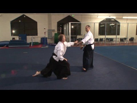 Kapmak Ve Havai Saldırılar İçin Aikido Teknikleri Aikido Tekniği: Kosa-Dori Koshinage Resim 1