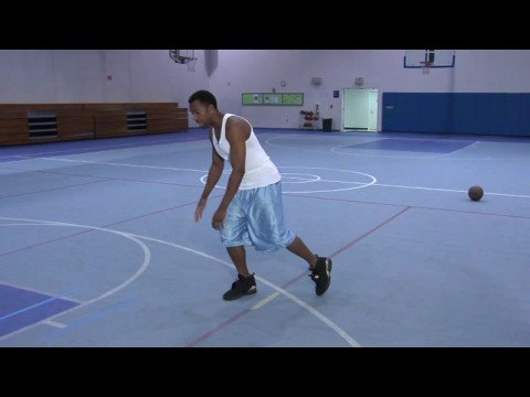 Basketbol Becerilerini Geliştirmek:--Bacaklarının Arasına Bir Basketbol Yatırması Halinde Hareket Spin  Resim 1