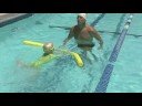 Yüzmek İçin Nasıl: Kick Suda Bir Çocuk Öğretmek Nasıl Resim 4