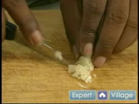 Nasıl Creole Tarzı Pirinç Pişirmek İçin : Creole Tarzı Pirinç Sarımsak Kesme  Resim 1