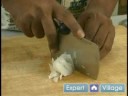 Nasıl Creole Tarzı Pirinç Pişirmek İçin : Creole Tarzı Pilav İçin Soğan Kesmek  Resim 3