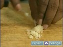 Nasıl Creole Tarzı Pirinç Pişirmek İçin : Creole Tarzı Pirinç Sarımsak Kesme  Resim 3