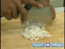 Nasıl Creole Tarzı Pirinç Pişirmek İçin : Creole Tarzı Pilav İçin Soğan Kesmek  Resim 4