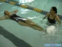 Sırtüstü Yüzme Dersleri: Nasıl Bir Can Kurtarma Aleti Sırtüstü Tekme Pratik Kullanın Resim 4
