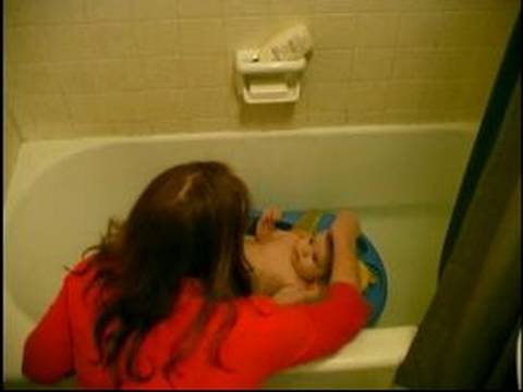 Bebeğe Banyo nasıl:'s Saç\Bir Bebek Şampuanı Nasıl  Resim 1