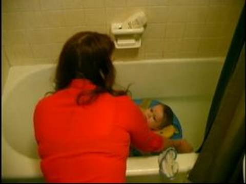 Bebeğe Banyo nasıl:'s Yüz\Bebeği Yıkamak İçin Nasıl  Resim 1
