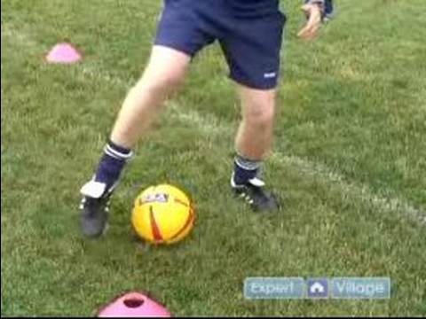 Futbol Topu Nasıl Top : Futbolda Makas Bir Dönüş Yapmak İçin Nasıl  Resim 1