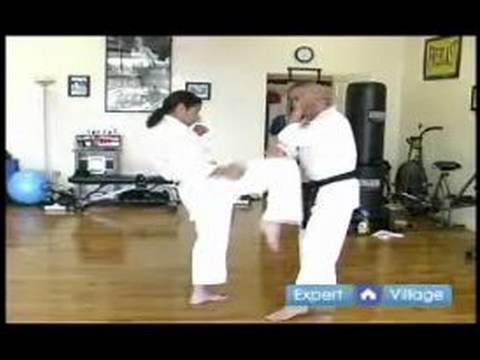 Kyokushin Karate Teknikleri İleri : İki Diz Bir Tekme Açılan Bir Saldırıya Karşı Savunmak İçin  Resim 1