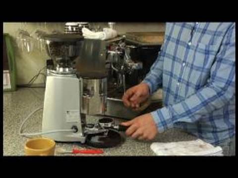 Nasıl Çift Kişilik Cappuccino Yapmak: Nasıl Espresso Doldurmak İçin Tek Kişilik Bir Cappuccino İçin Sepet Vurdu
