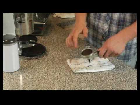 Nasıl Çift Kişilik Vanilya Latte Olun: Nasıl Bir Espresso Makinası Sepeti Çift Kişilik Bir Vanilya Latte İçin Bastırıp Sıkıştırmak İçin Resim 1