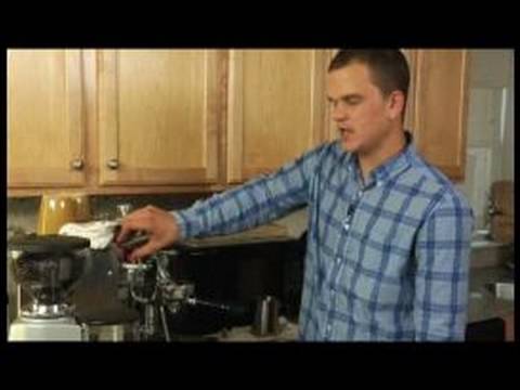 Nasıl Çift Latte Yapmak: Bir Çift, Sütlü Ev Espresso Makinesi Kullanmayı