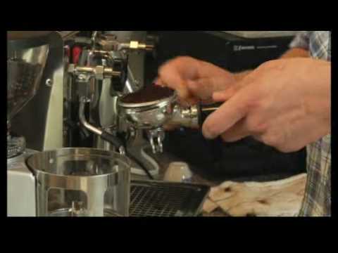 Nasıl Tek Breve Latte Olun: Nasıl Kahve Espresso Makinesi Sepete Tek Breve Sütlü Bir Kahve İstedim Yerleşmek İçin Resim 1