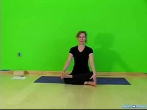 Yoga Kalça Uzanıyor Ve Açacakları: Yakacak Odun Poz Bir Yoga Kalça Streç Ve Açıcı Kullanma Resim 1