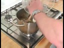 Nasıl Kremalı Mantar Çorbası Yapmak: Mantar Mantar Çorbasına Krema İçin Ekleyin