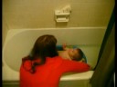 Bebeğe Banyo nasıl:'s Bedeni\Bebeği Yıkamak İçin Nasıl  Resim 3