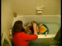 Bebeğe Banyo nasıl:'s Cradle Kap\Bir Bebek İle Başa çıkmak İçin Nasıl  Resim 3