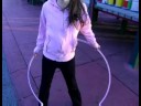 Hula Hoop Yapılır: Vücut Hareketleri İle Bir Hula Hoop Resim 3