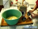 Nasıl Ekmek Puding Yapmak: Ekmek Puding İçin Şeker Ekleyerek Resim 3