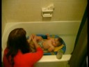 Bebeğe Banyo nasıl:'s Bedeni\Bebeği Yıkamak İçin Nasıl  Resim 4
