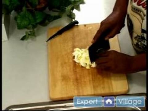 Karidesli Makarna Salatası Yapmak İçin Nasıl : Karidesli Makarna Salatası İçin Yumurta Doğrayın  Resim 1