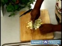 Karidesli Makarna Salatası Yapmak İçin Nasıl : Karidesli Makarna Salatası İçin Yumurta Doğrayın  Resim 3