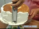 Nasıl Katmanlı Bir Pasta Yapmak İçin : Kremalı Pasta Kenarlarına Krema  Resim 3