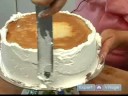 Nasıl Katmanlı Bir Pasta Yapmak İçin : Kremalı Pasta Kenarlarına Krema  Resim 4