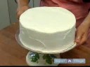 Nasıl Katmanlı Bir Pasta Yapmak İçin : Kremalı Pasta Kenarlarını Yumuşatma  Resim 4