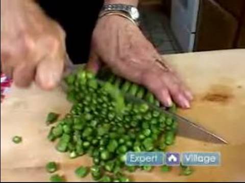 Geleneksel İtalyan Yemek Tarifleri : Geleneksel İtalyan Roka Salatası İçin Kuşkonmaz Kesim 