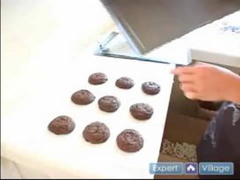 Nasıl Badem Ve Çikolatalı Kurabiye Yapmak : Fırından Üçlü Çikolatalı Kurabiye Çıkarma  Resim 1
