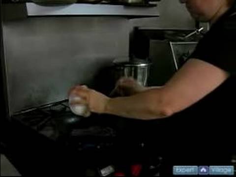 Nasıl Baharatlı Soba Erişte Hazırlamak İçin : Yumurta Akı Karıştırmak İçin Pan Hazırlamak  Resim 1