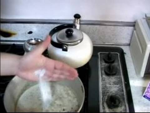 Nasıl Kremalı Mantar Çorbası Yapmak: Tuz Ve Biber İçin Mantar Çorbasına Krema Ekleyin