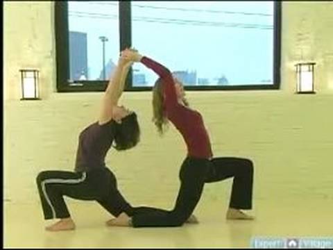 Partner Yoga Pozisyonları : Çift Hamle Poz: Yoga Pozisyonları Ortağı  Resim 1