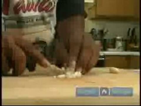 Tavuk Kanatları Yapmak Creole Tarzı Barbekü : Creole Barbekü Tavuk Kanatları Sarımsak Kesme 