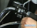 Motosiklet Tamir : Nasıl Motosiklet Gaz Kelebeği Kablolarını Ayarlamak İçin 