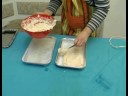 Nasıl Mocha Dolgulu Harika Bir Kek Pişirmek İçin : Bir Tepsi Mocha Merak Kek Hamuru Koyarak 